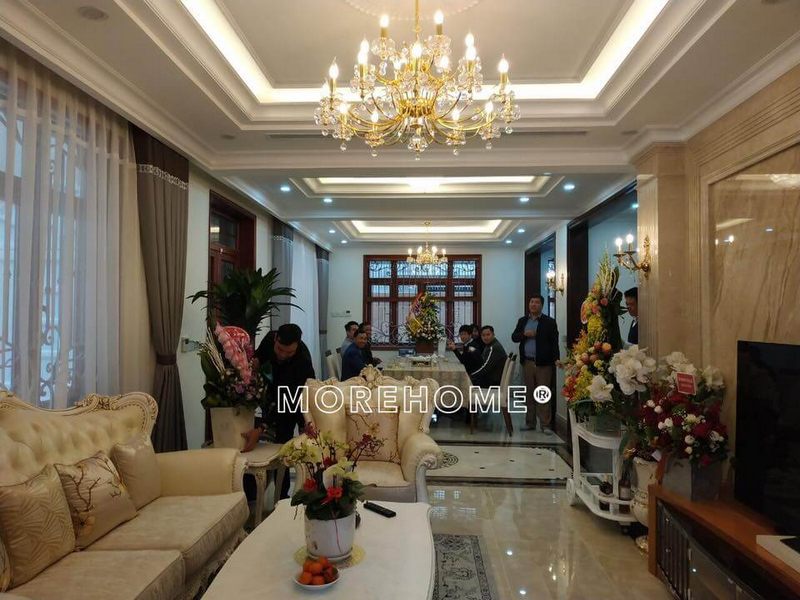 Việc làm nội thất cho phòng khách của biệt thự tân cổ điển được thực hiện với phong cách sang trọng.