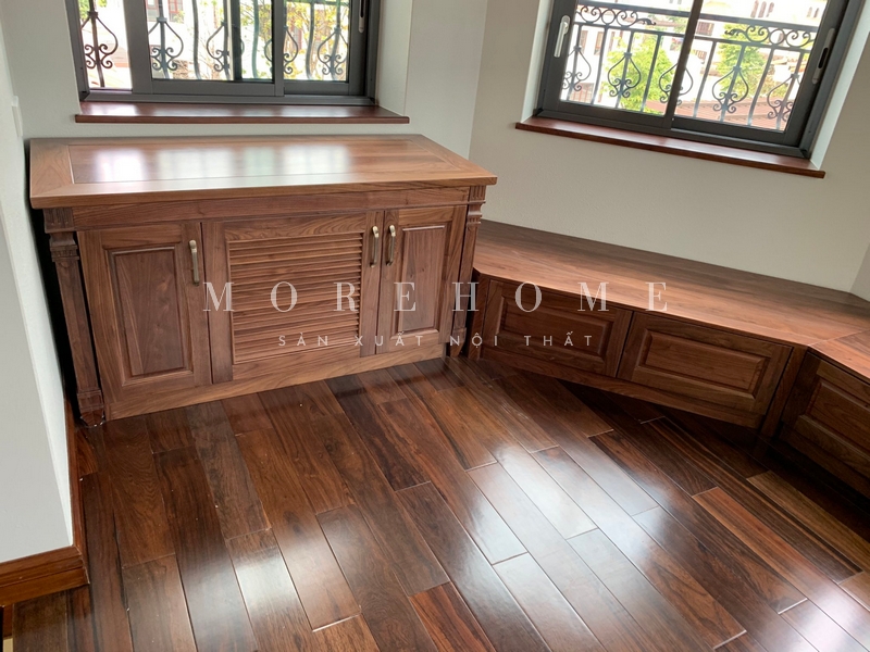 Thi công kệ tủ gỗ óc chó tân cổ điển với những chi tiết chạm khắc tinh xảo, sắc nét đem tới giá trị sử dụng và thẩm mỹ cao cho không gian sống cũng như cho chủ nhân