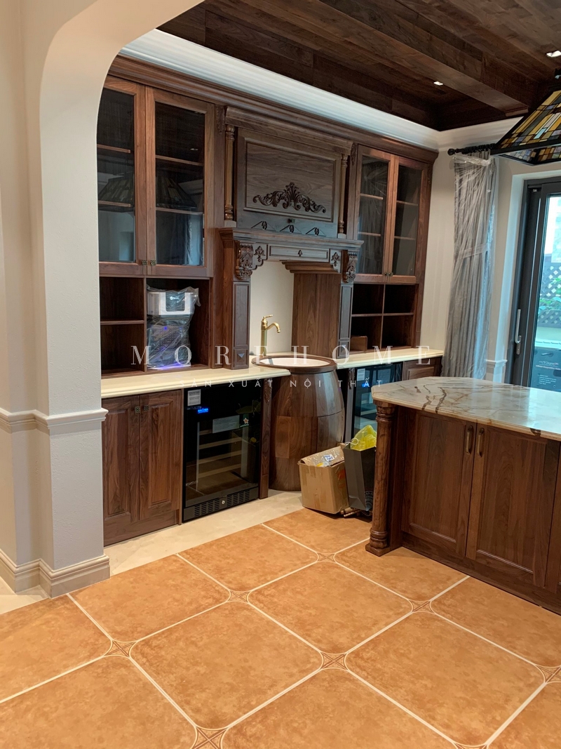 Việc thi công kệ tủ gỗ óc chó tân cổ điển sang trọng, cung cấp cho không gian sống tiện nghi và thẩm mỹ cao.